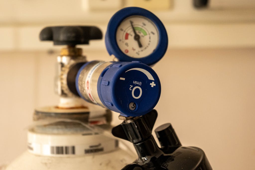 detailed-view-of-an-oxygen-tank-with-a-pressure-gauge-showcasing-medical-equipment-usage.-28490731-1024x683 News